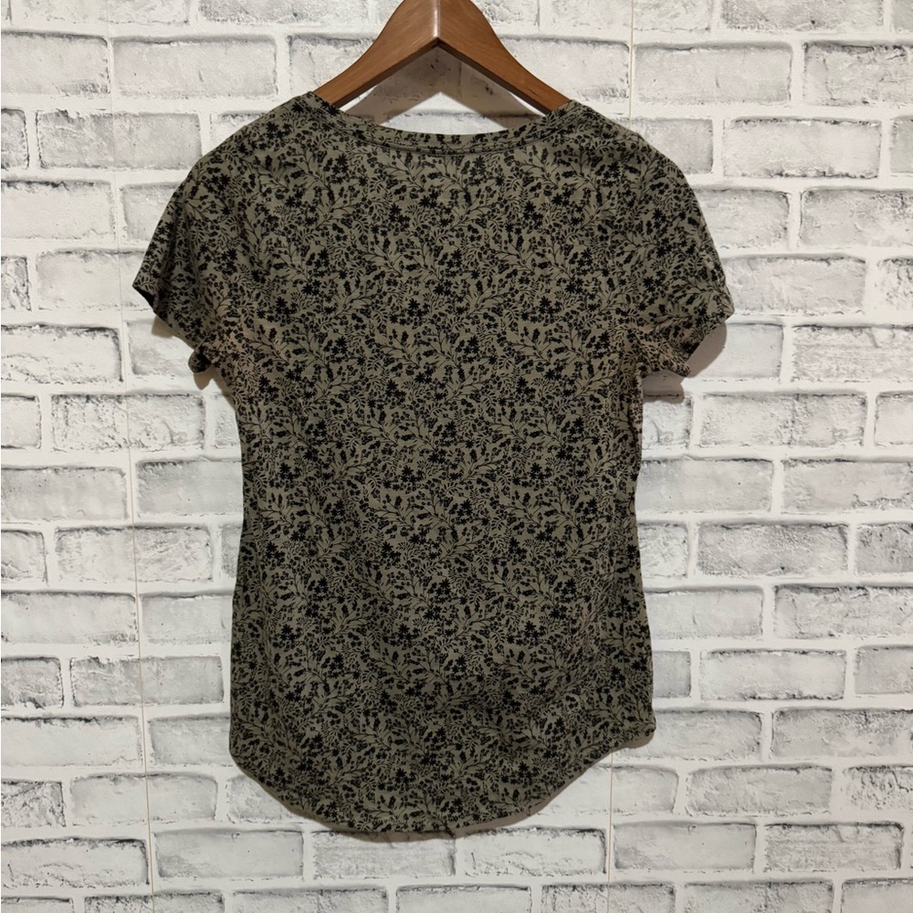 Women’s Sonoma green with black floral print v-neck short sleeve t-shirt XS - Picture 2 of 3